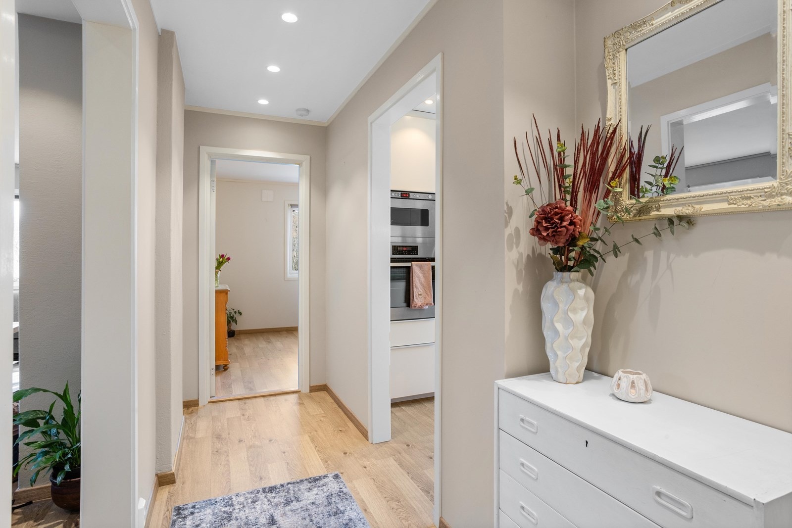 Leiligheten har utstrakt bruk av integrerte LED downlights i himlinger. Galleribilde