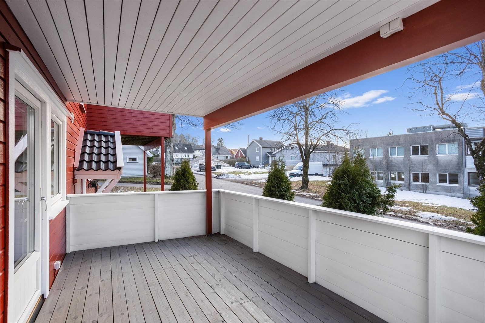 Fra stuen er det utgang til en flott vestvendt balkong på ca. 13 m² hvor man kan nyte lange soldager. Denne har trapp ned til markterrasse. Galleribilde