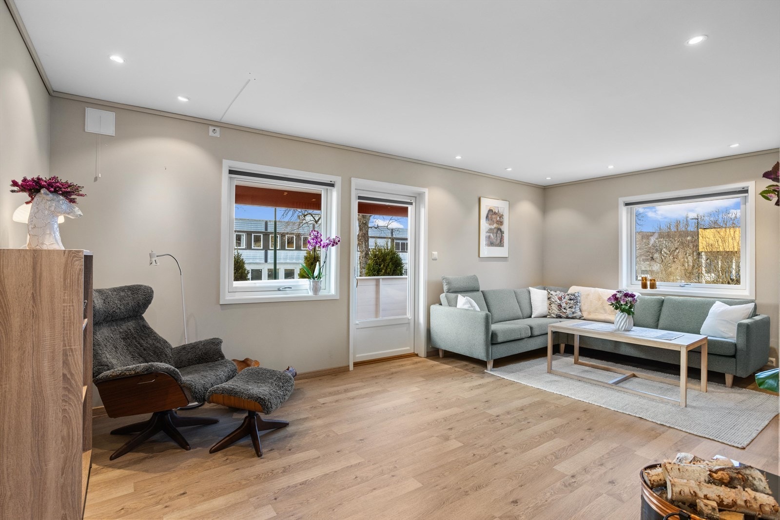 Stuens utforming gir plass til både sofa-/sittegruppe og sone for spisestuemøbel. Galleribilde