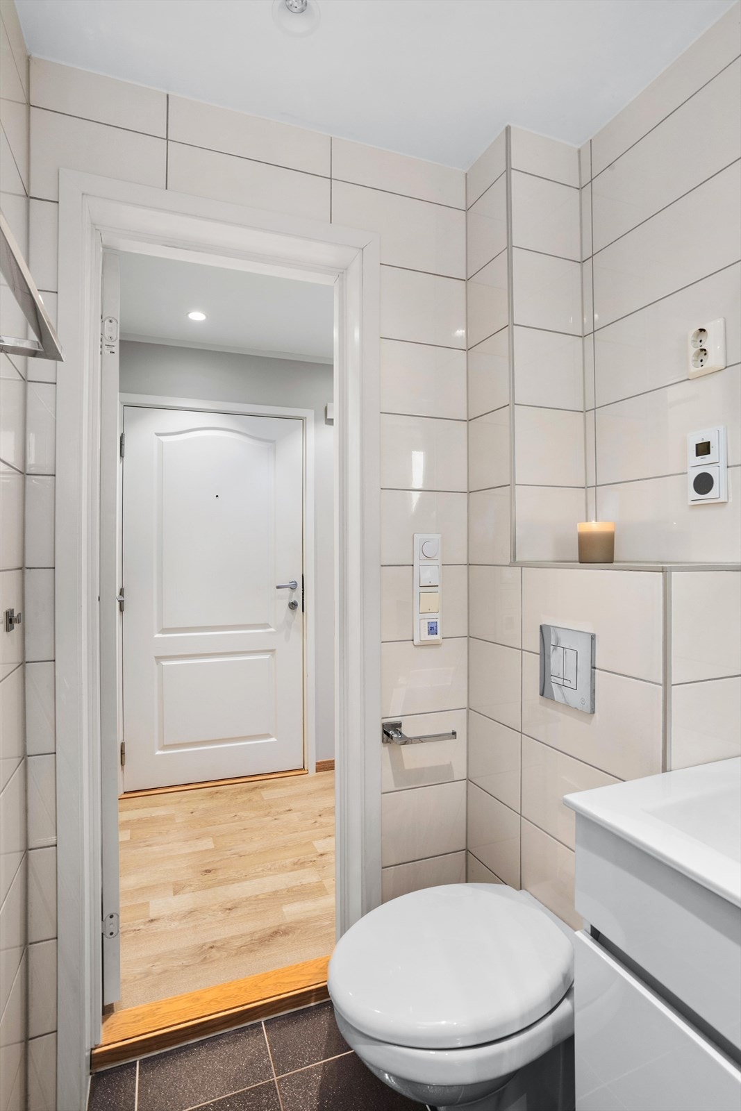 Varmekabler under flislagt gulv gir behagelig varme til rommet. Samtlige innervegger er også flislagt. Vegghengt toalett sørger for et enklere renhold. Galleribilde