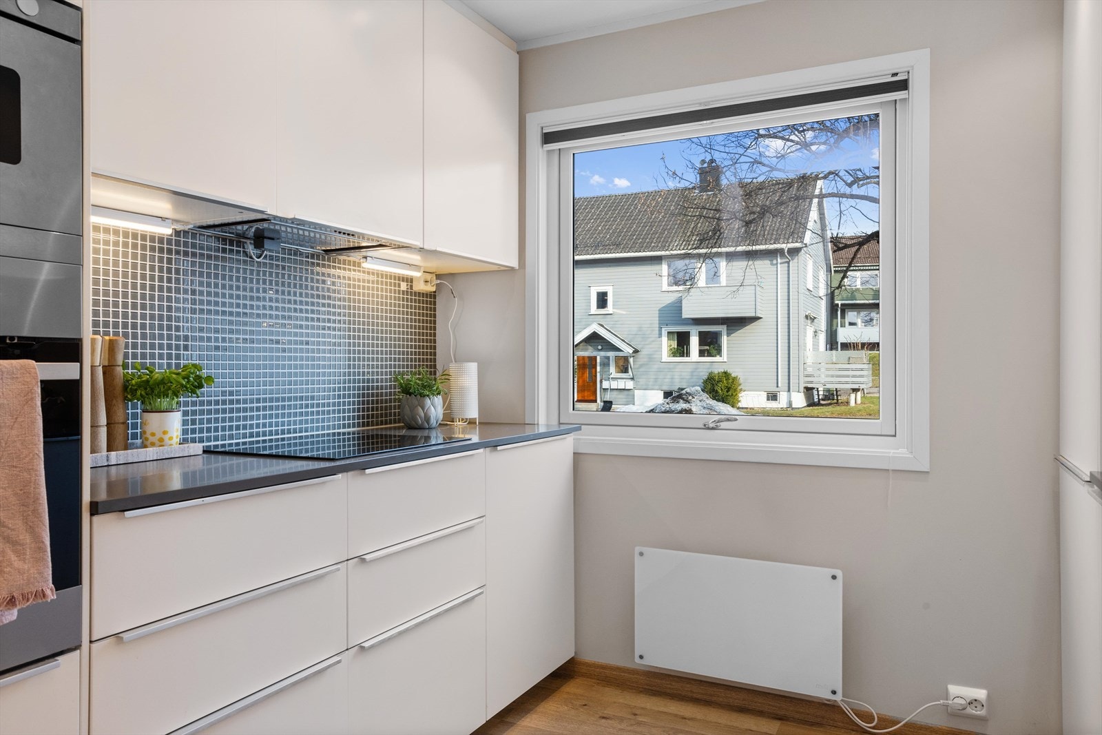 Leiligheten er innredet med en moderne og innholdsrik kjøkkeninnredning fra 2015. Det store østvendte vinduet gjør at morgenlyset slipper fint inn i rommet! Innredningen fra Ikea er pent tilpasset rommets utforming og dets interiørmiljø for øvrig. Galleribilde