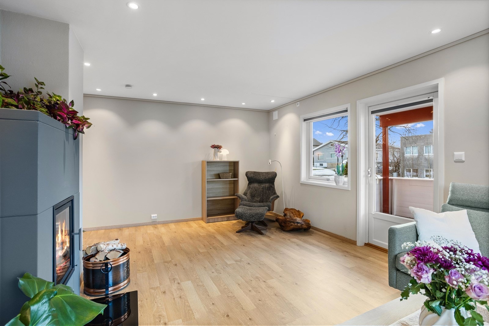 Stuen særpreges av å være lys og innbydende hvor det som ellers i leiligheten er det moderne som særpreger inntrykkene! Galleribilde