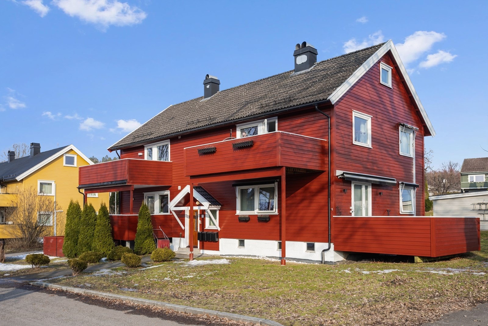 Tomten er fellesareal for borettslaget, opparbeidet med felles utearealer, grøntarealer og diverse beplantning. Galleribilde