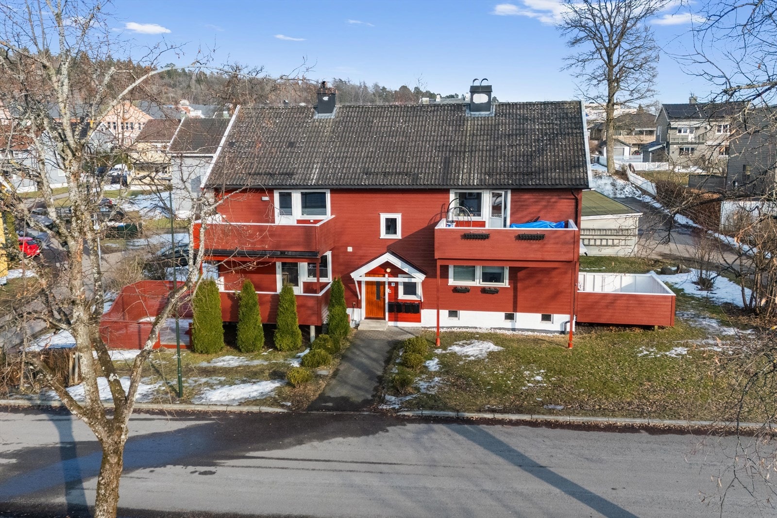 Fellesarealene er også opparbeidet med store områder med plen, lekeplass og asfalterte adkomstveier og soner med parkeringsplasser. Galleribilde