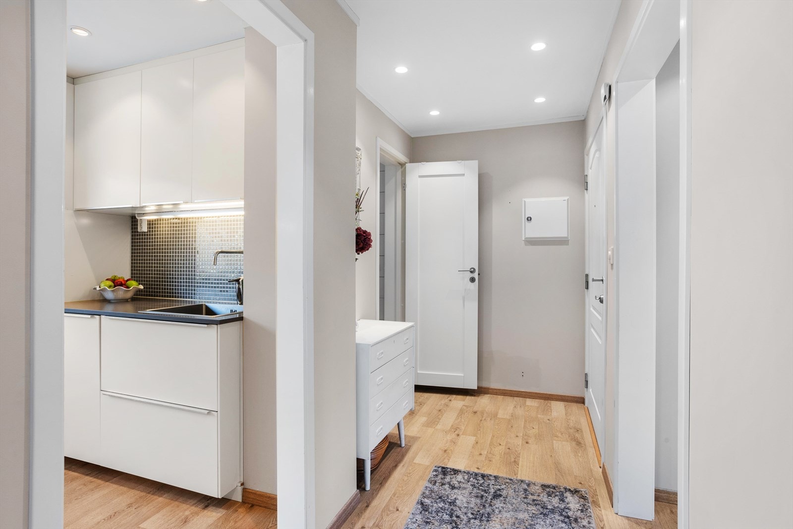 Integrerte downlights sørger for stemningslys og ekstra godt lys i leiligheten. Galleribilde