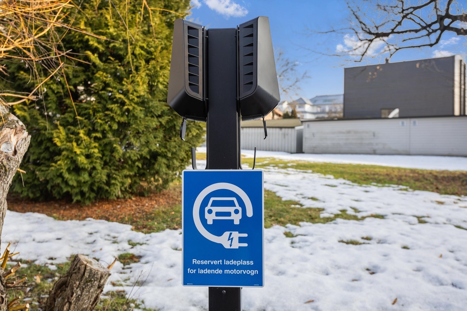 Borettslaget har lagt til rette for å kunne lade el-bil. Galleribilde