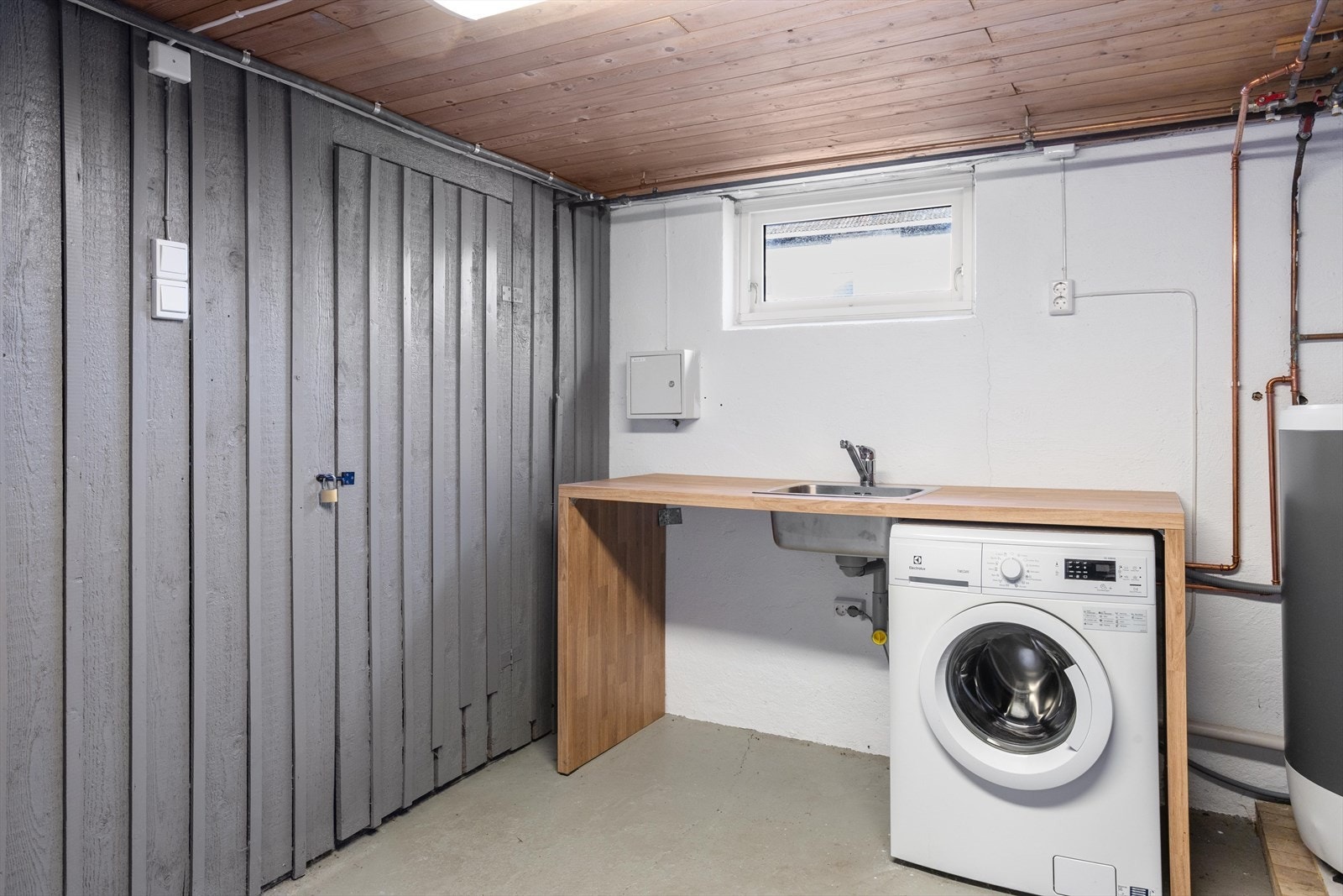 I bygget er det også blant annet en felles vaskekjeller hvor leiligheten har sitt eget uttak for egen vaskemaskin. Galleribilde