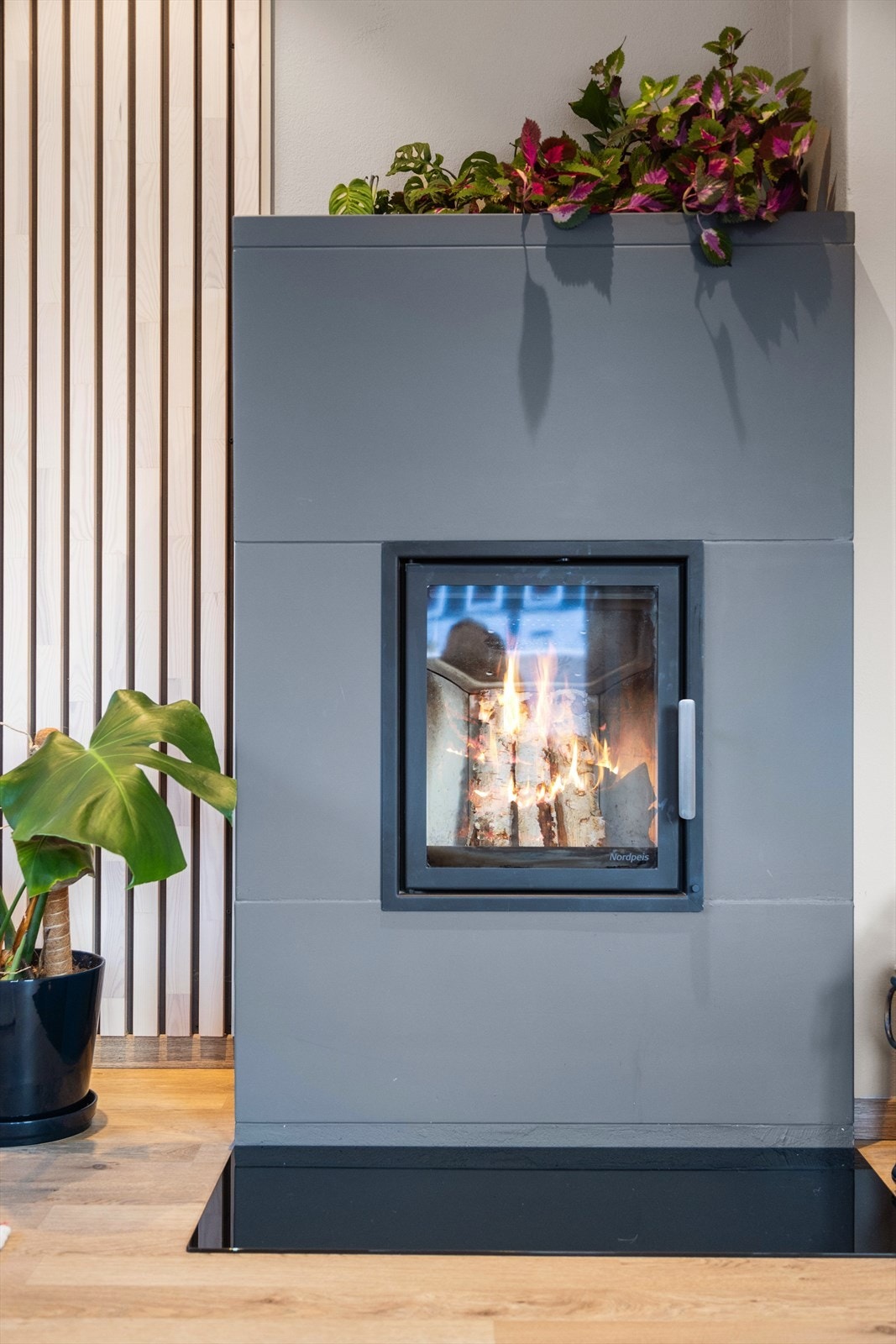 En moderne og varmende peis som er et naturlig blikkfang i stuen. Galleribilde