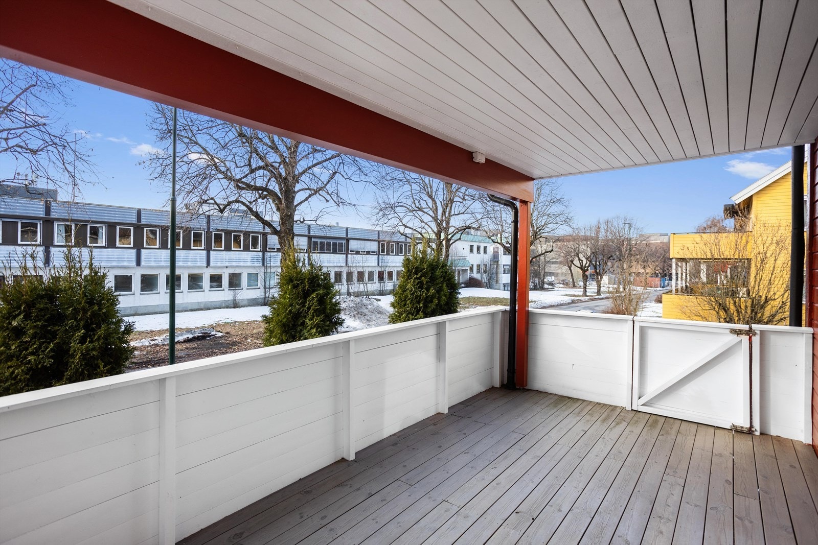 Balkongen er utvidet og ombygget av borettslaget i sin tid. Denne hyggelige og solfylte uteplassen blir en fin forlengelse av stuen på varme sommerdager. Galleribilde