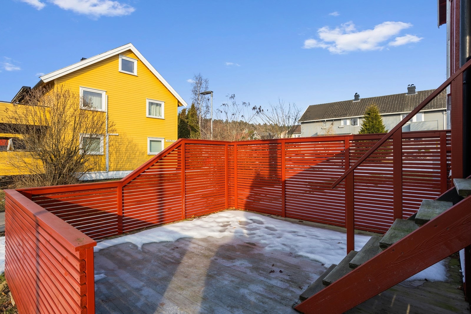 Det er for øvrig en markterrasse på ca. 18 m² på nord-vestsiden som ble etablert i 2015. Denne har trapp som leder til leilighetens balkong. Galleribilde