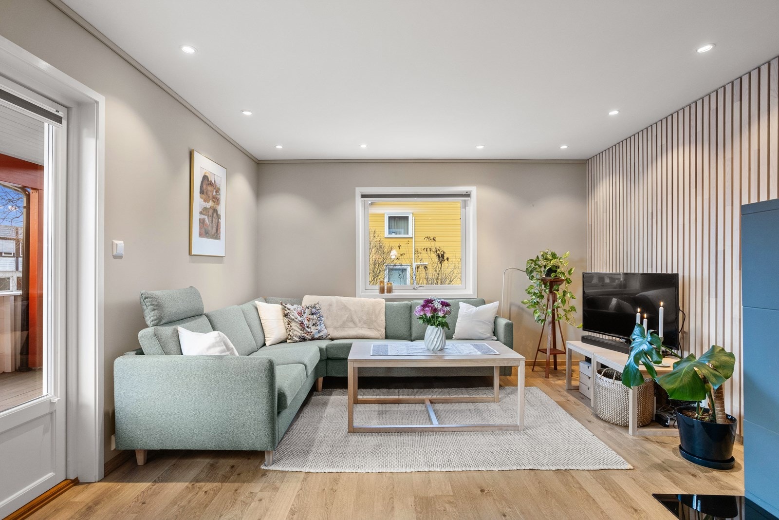 Med helhetlig og gjennomtenkt materialvalg møter man en leilighet som gir et flott og moderne inntrykk med god romløsning, pent fargevalg - en helhet som innbyr til hygge! Galleribilde