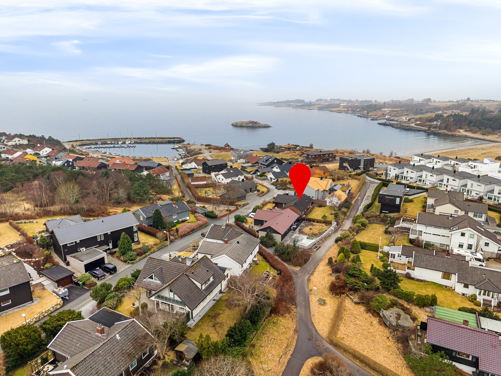 Sjelden mulighet - Enebolig med alt på et plan. Rett ved Vistestranden. Solrikt. Noe utsikt fra stuen. Like ved sjø og båthavn. Galleribilde