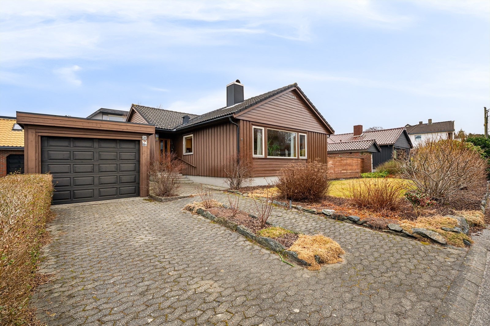 Parkering på tomt og i garasje. Galleribilde