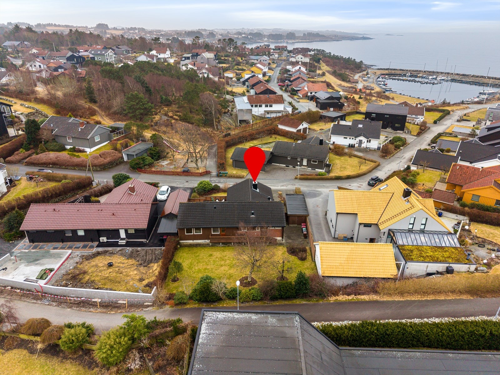 Velkommen til Skipreidveien 31!
EiendomsMegler1 Randaberg ved Øyvind Bjørgengen har fått for salg en kjekk enebolig på et plan i Viste Hageby rett ved Vistestranden og båthavn. Galleribilde