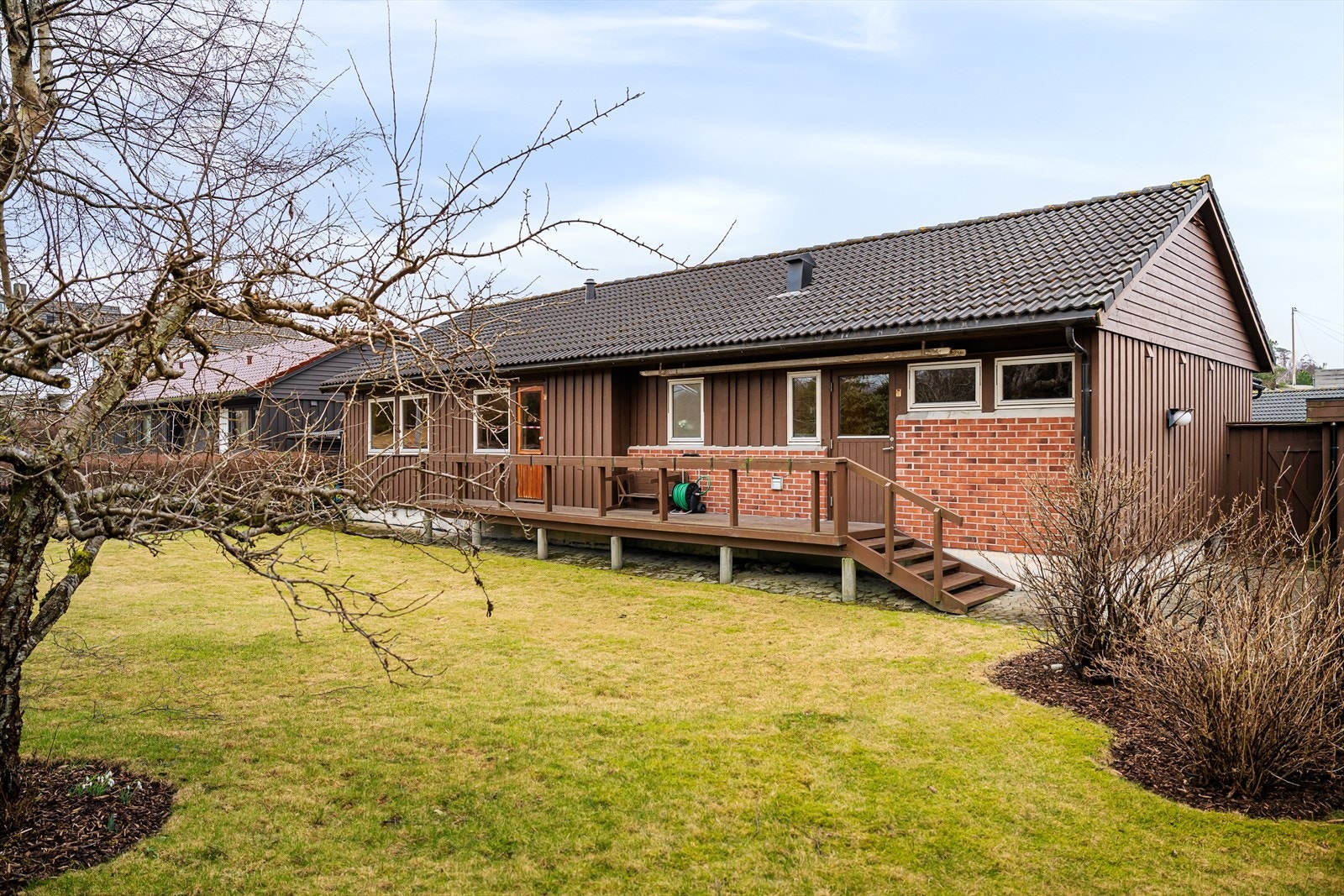 Eiertomt på ca 624 m². Flott hage med gressplen. Solrik terrasse med utgang fra stuen. Hagen er pent opparbeidet med flere bed, busker og trær rundt boligen. Tomten er fint beplantet. Grenser til tursti på den ene siden. Galleribilde