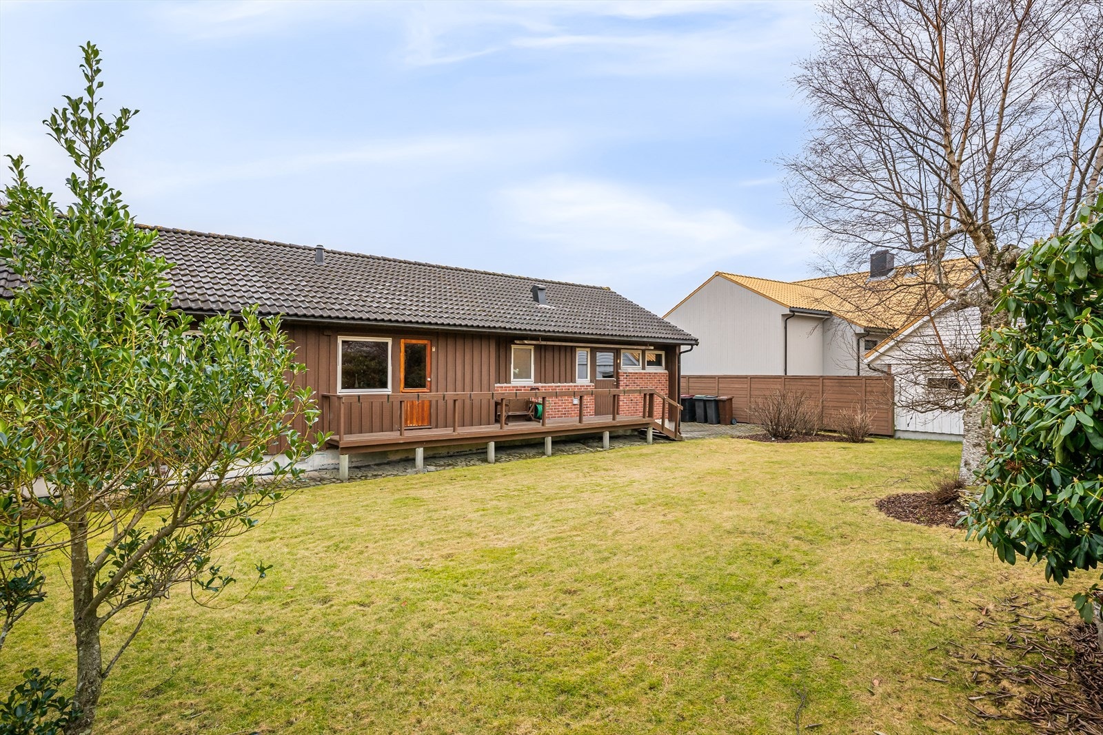 Herlig hage og uteplass. Galleribilde