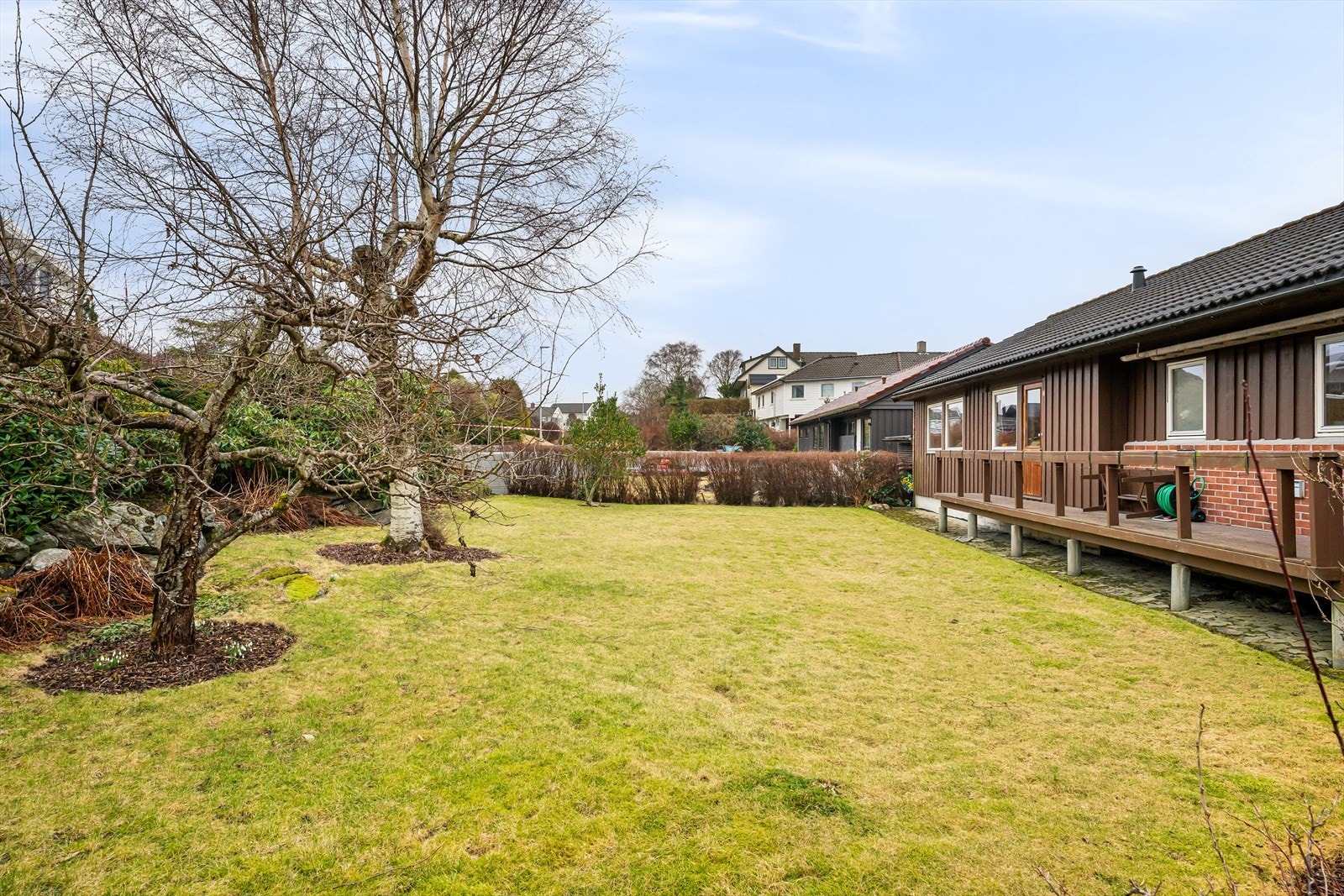 Boligen ligger i en blindvei og har svært gode solforhold fra morgen til kveld. Tomten byr også på muligheter for hageentusiaster med gode vekstvilkår for grønnsaker og blomster. Galleribilde