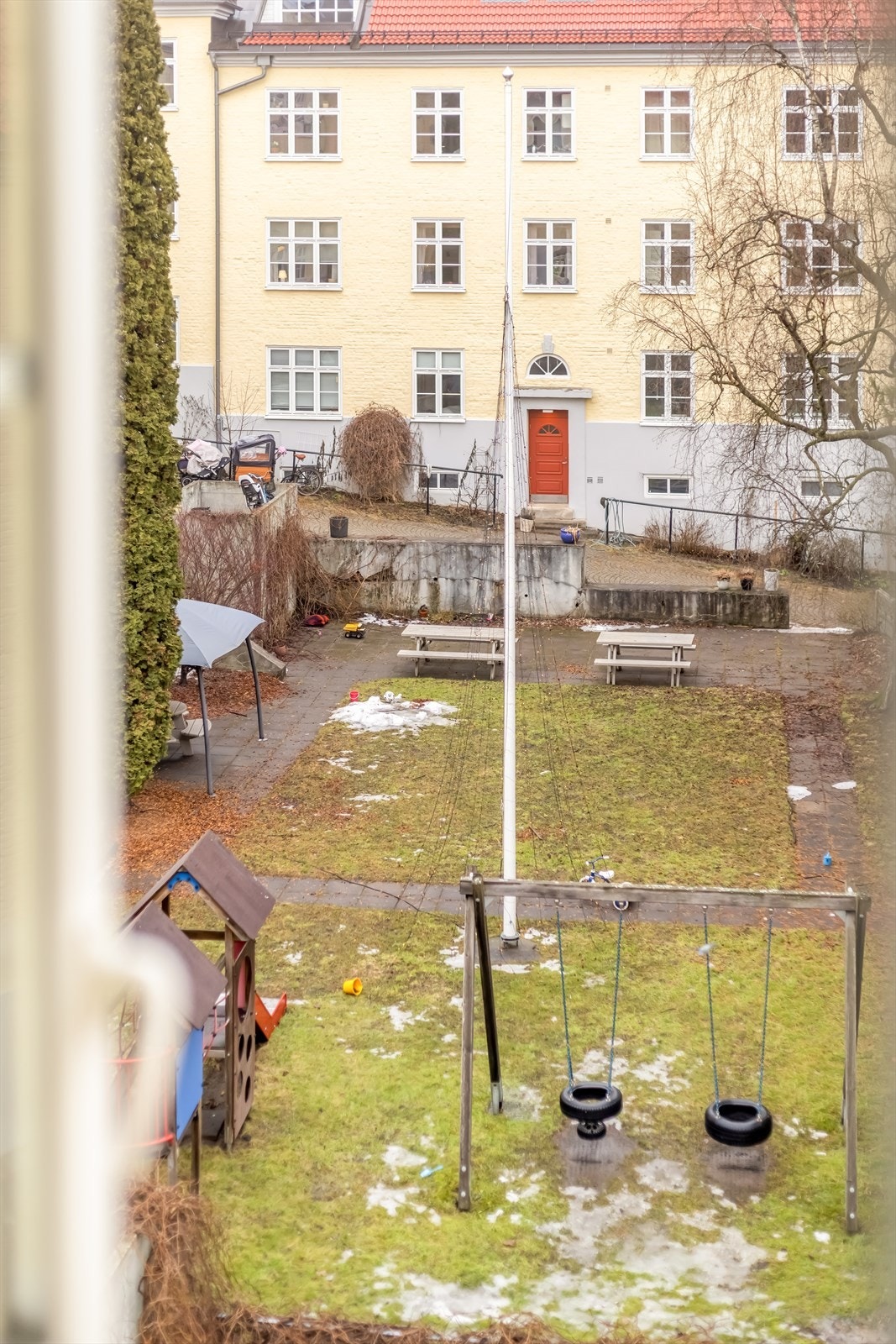 Fra kjøkkenet har du utsikt ned mot det hyggelige fellesarealet i sameiet. Grønt og frodig utsyn, og svært lite innsyn. Galleribilde