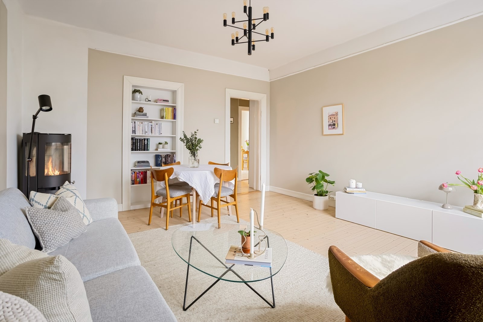 Stuen fremstår som lys og luftig, og danner hjemmets naturlige samlingspunkt. Galleribilde