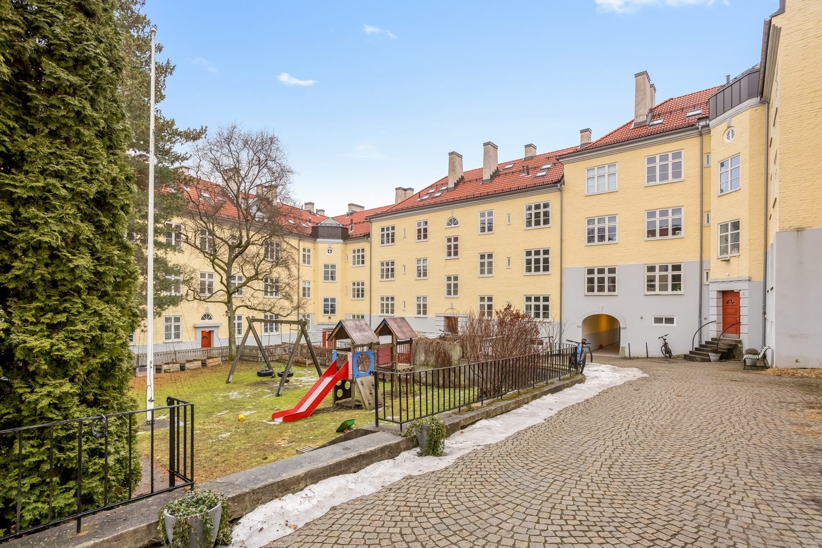 Bakgården fungerer nærmest som en privat park for beboerne, med grønne soner, sittegrupper og et rolig uteområde som inviterer til både avslapning og sosialt samvær. Galleribilde