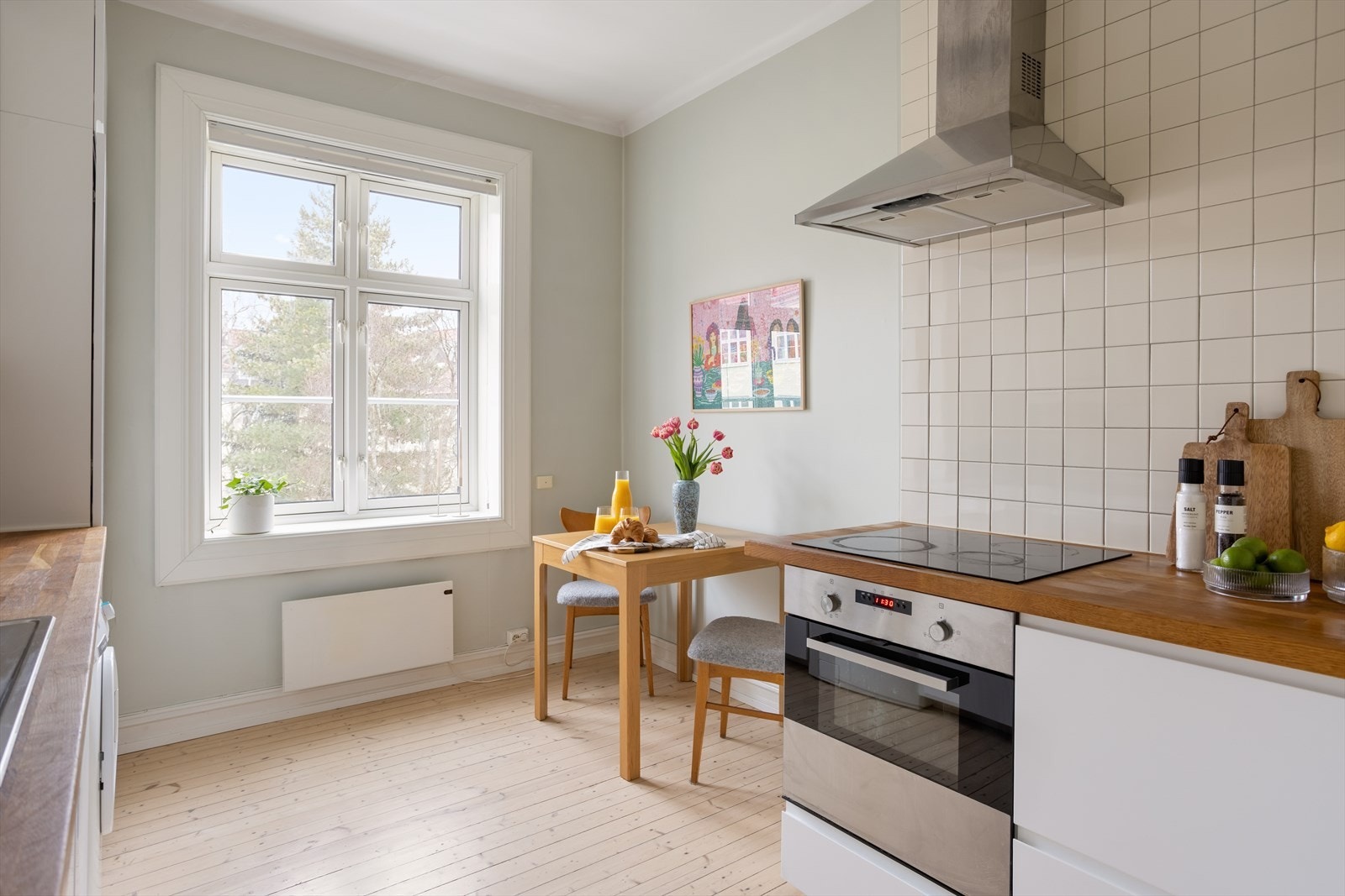 Kjøkkenet har god plass til et spisebord, hvor du kan starte dagen med en deilig frokost i hyggelige omgivelser. Galleribilde