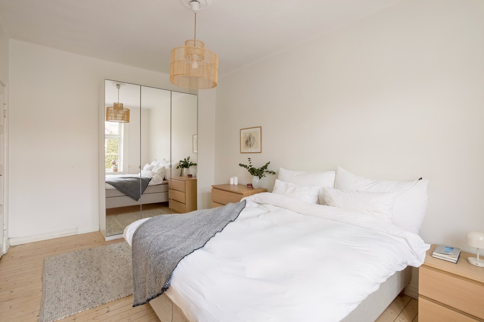 Rommet har en praktisk og god garderobeløsning som gir rikelig med oppbevaringsplass. Galleribilde