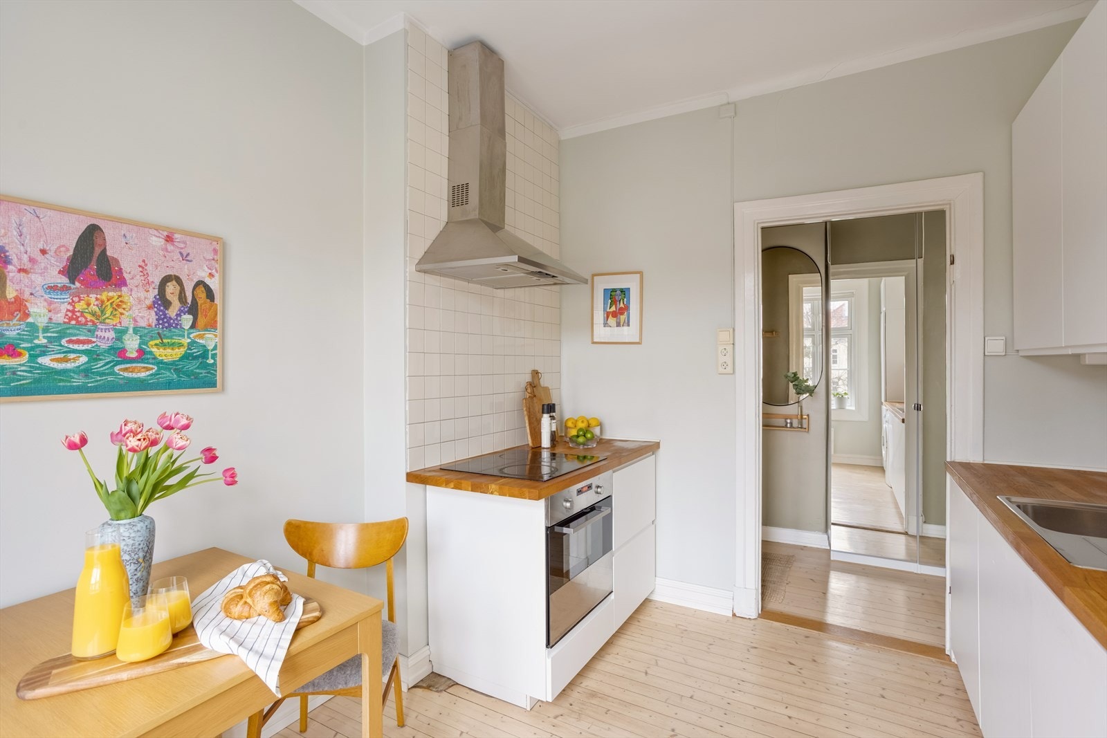 Her får du en funksjonell og velutstyrt kjøkkenløsning som gjør det enkelt å trives for deg som liker å lage mat og setter pris på god organisering. Galleribilde