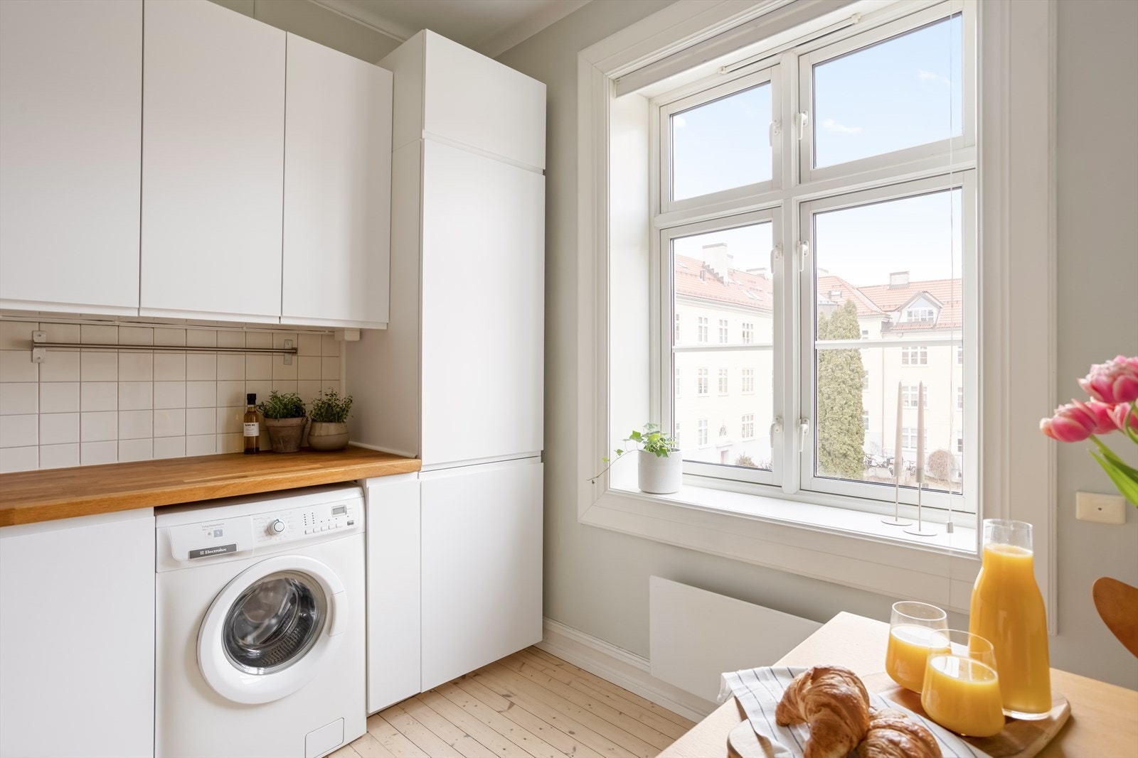 Også her preges rommet av flotte vindusflater med gjennomførte detaljer som slipper inn rikelig med naturlig lys. Galleribilde