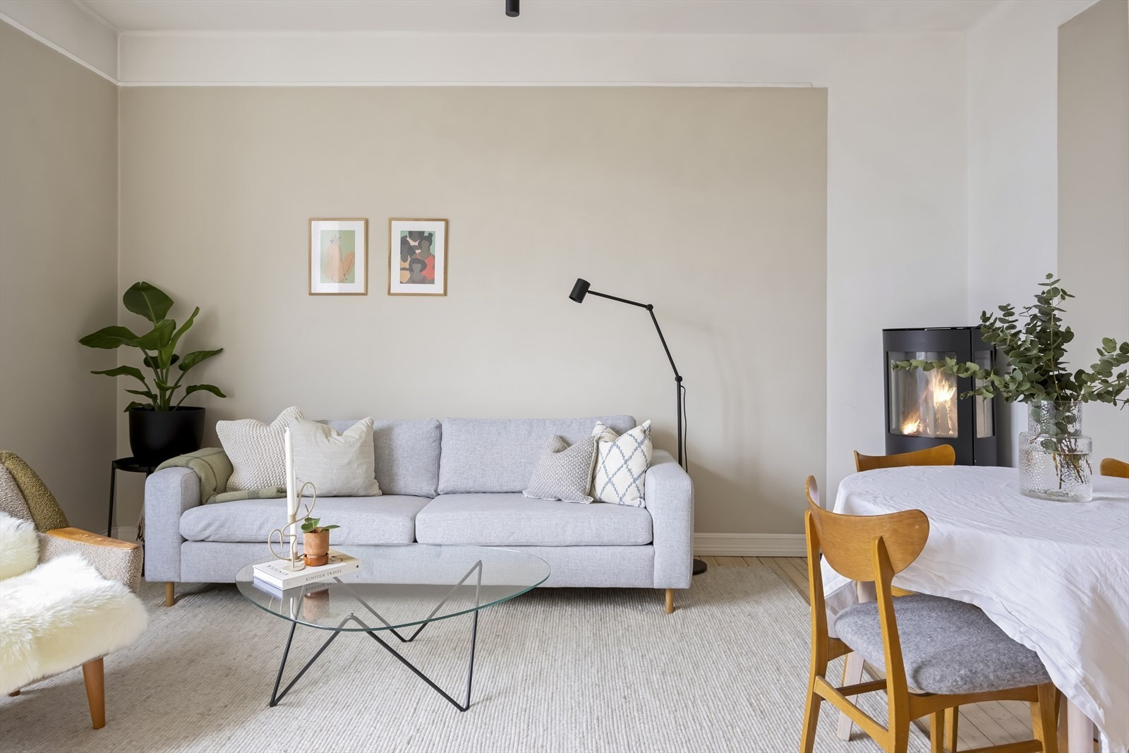 Nå har du mulighet til å sikre deg en superkoselig og sjarmerende 2-roms i ettertraktede "Englegården" på Torshov. Galleribilde