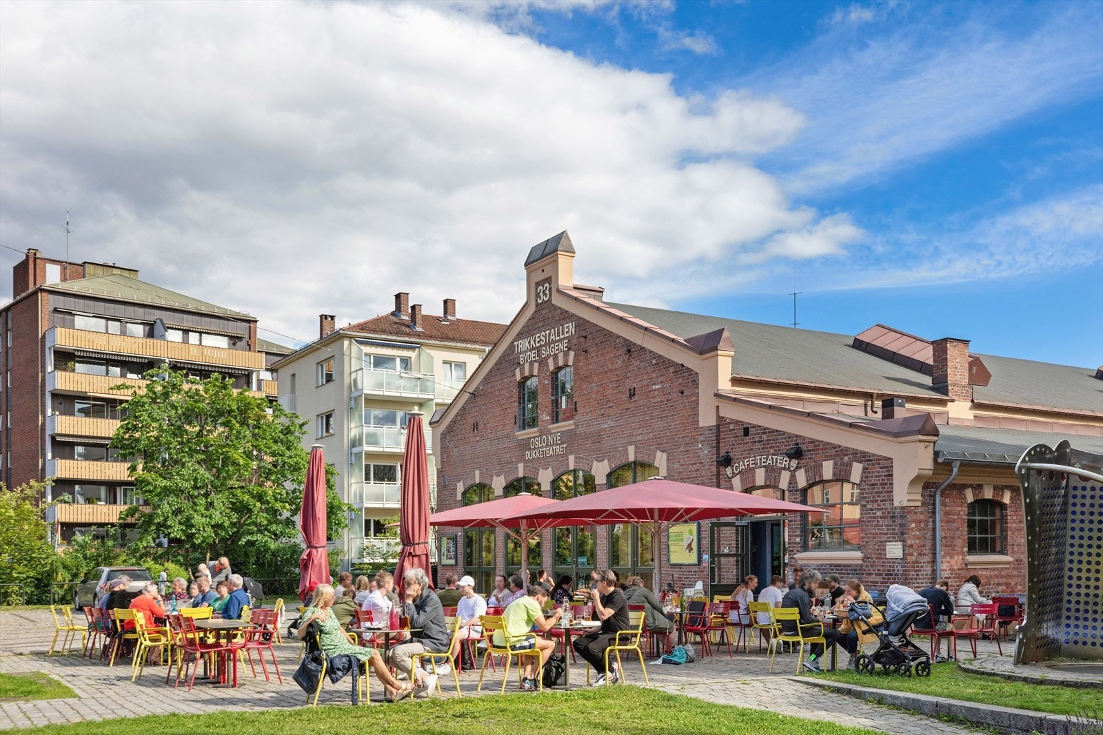 Rett nedenfor Torshovparken ligger Trikkestallen Kulturhus. I dag huser Trikkestallen både Oslo Nye Dukketeater, Ungmedia og den italiensk Bistro Cafe Teater. Galleribilde
