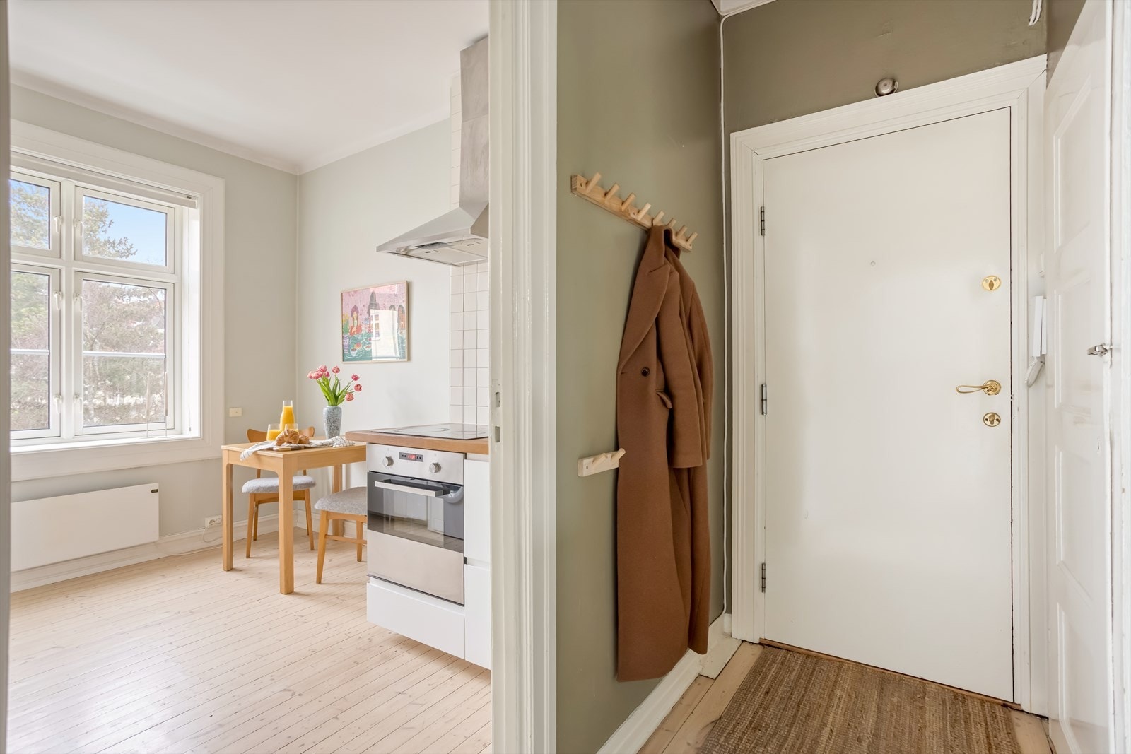 Innbydende og lys entrè med gode muligheter til å henge fra seg sko og yttertøy. Galleribilde