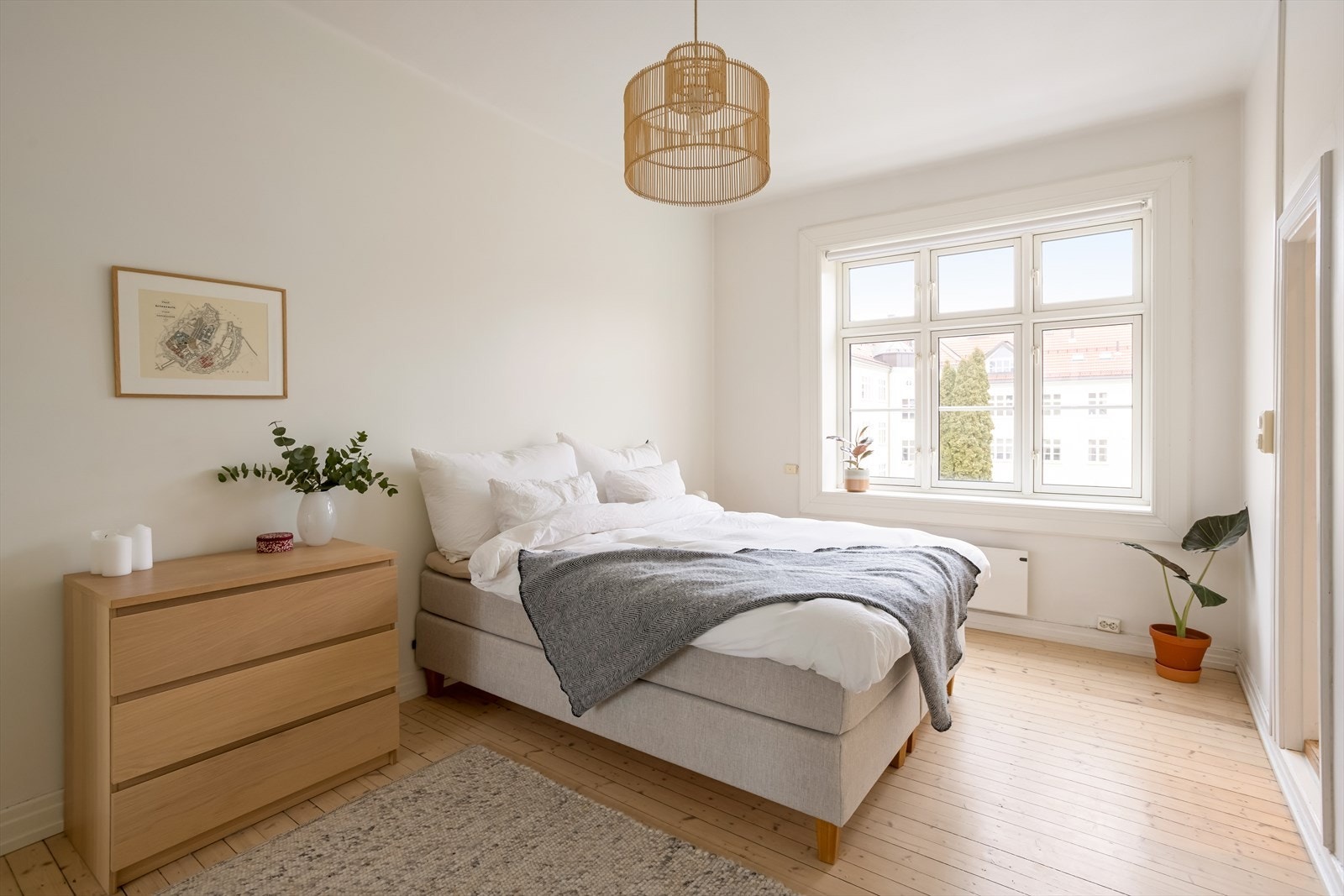 Soverommet i leiligheten er romslig og innbydende, med store og flotte vindusflater som gir rikelig med naturlig lys og fremhever de stilfulle detaljene i rommet. Galleribilde