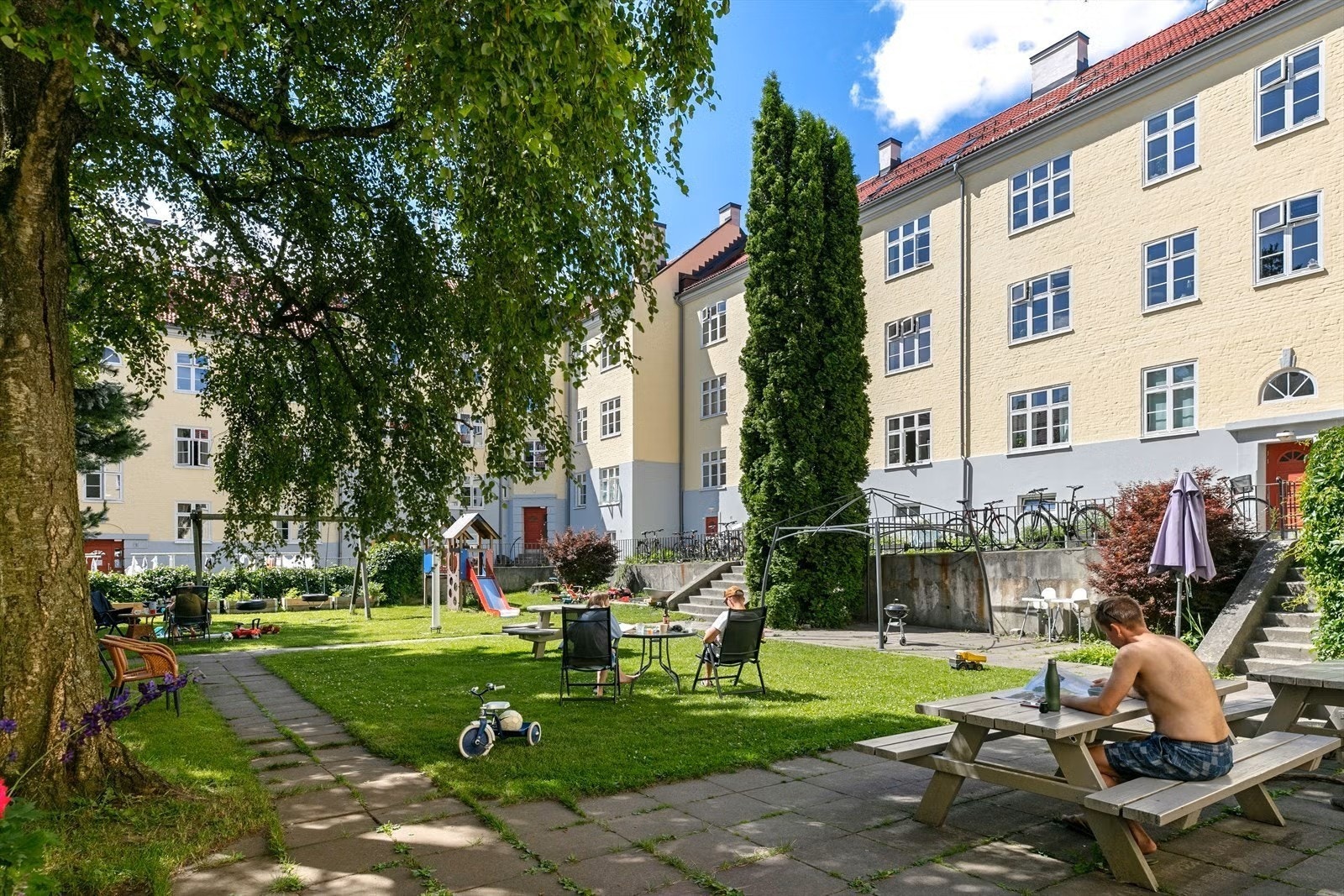 Englegården er kjent for sin idylliske og frodige bakgård, og her kan varme sommerdager nytes i skjønne omgivelser. Galleribilde