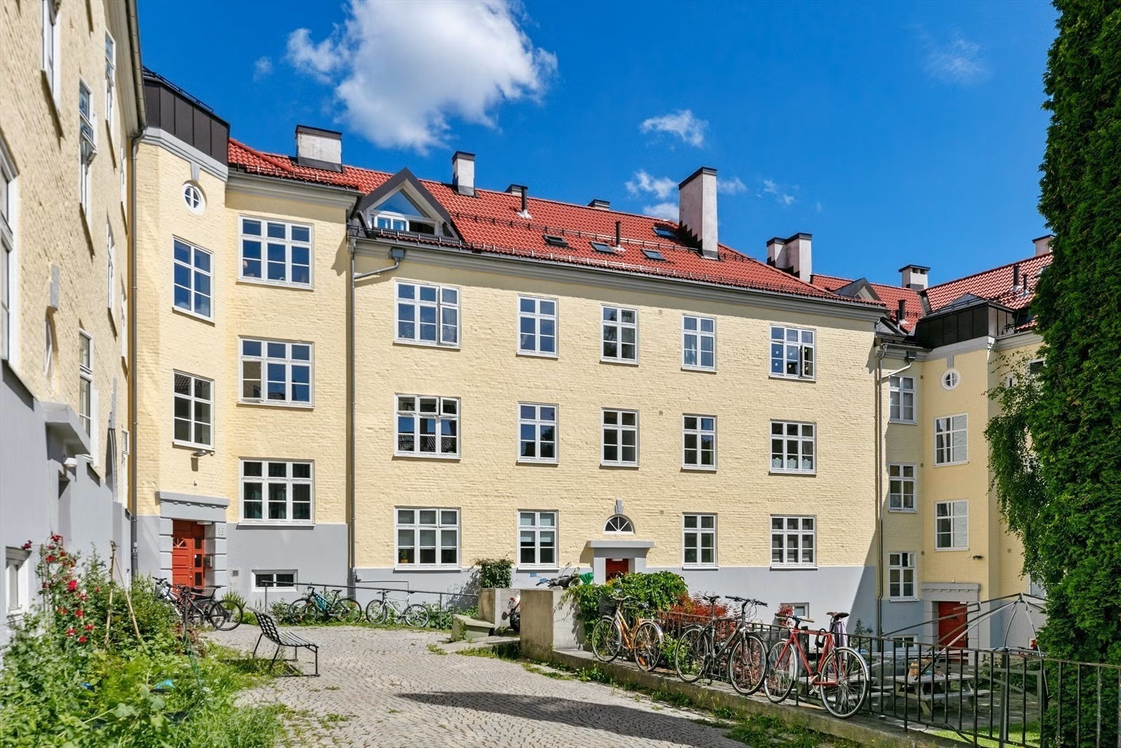 Gården sitt offisielle navn er Torshov kvartal 14 B og ble oppført i tidsrommet 1924 - 1925. Gården består av 94 leiligheter. Galleribilde