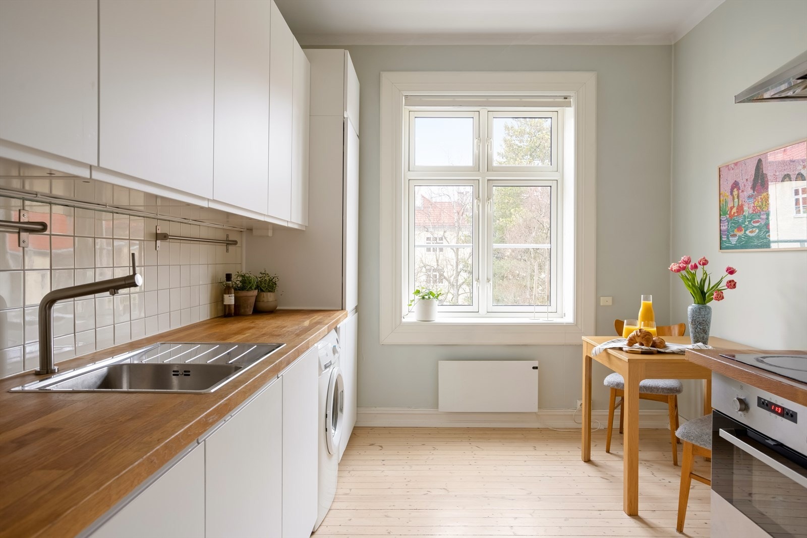 En praktisk og oppgradert kjøkkenløsning som passer perfekt for deg som ønsker et kjøkken med et rent, tidløst og innbydende uttrykk. Galleribilde