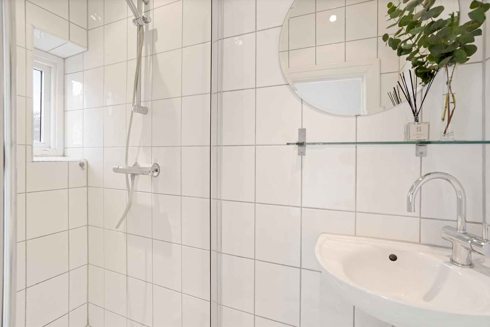 Fra soverommet har du direkte inngang til et privat bad. En eksklusiv løsning som bidrar til ekstra komfort i hverdagen. Galleribilde