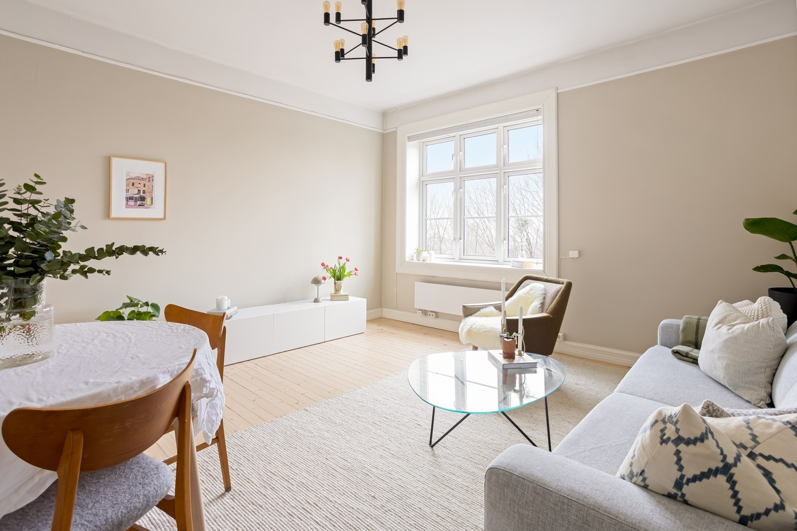 Store vindusflater slipper inn rikelig med naturlig lys og gir rommet en varm og behagelig følelse gjennom hele dagen. Her er det lett å trives! Galleribilde