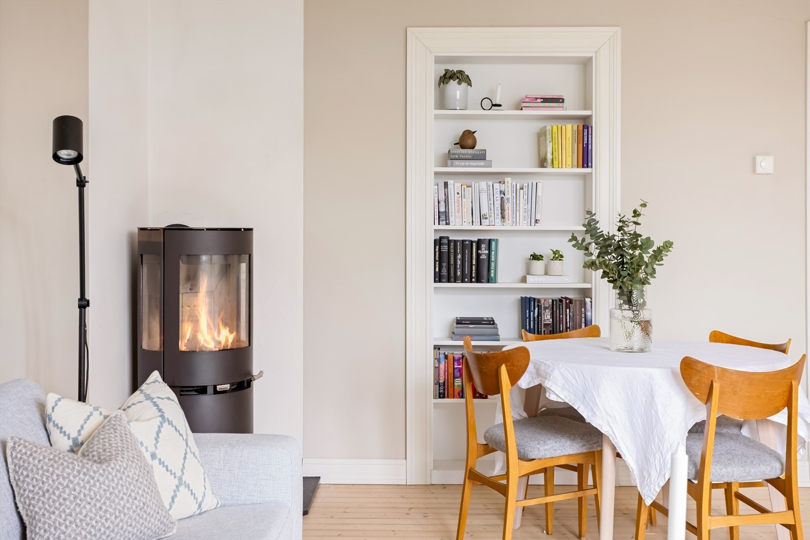 Midt i stuen finner du en vakker peis som ikke bare er et elegant blikkfang, men som også varmer godt på kaldere dager. Galleribilde