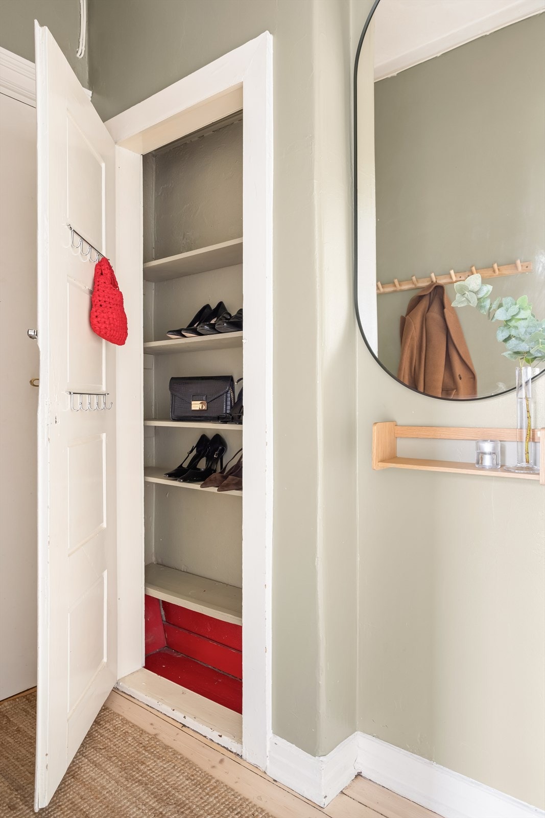 Her er det også direkte inngang til en praktisk garderobenisje. Denne løsningen gjør det enkelt å holde rommet ryddig og gir en sømløs overgang mellom oppbevaring og oppholdsrom. Galleribilde