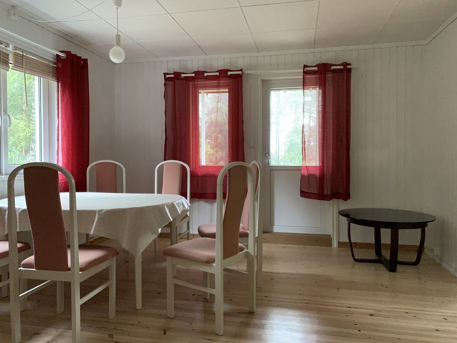Spisestue med direkte utgang til veranda. Galleribilde