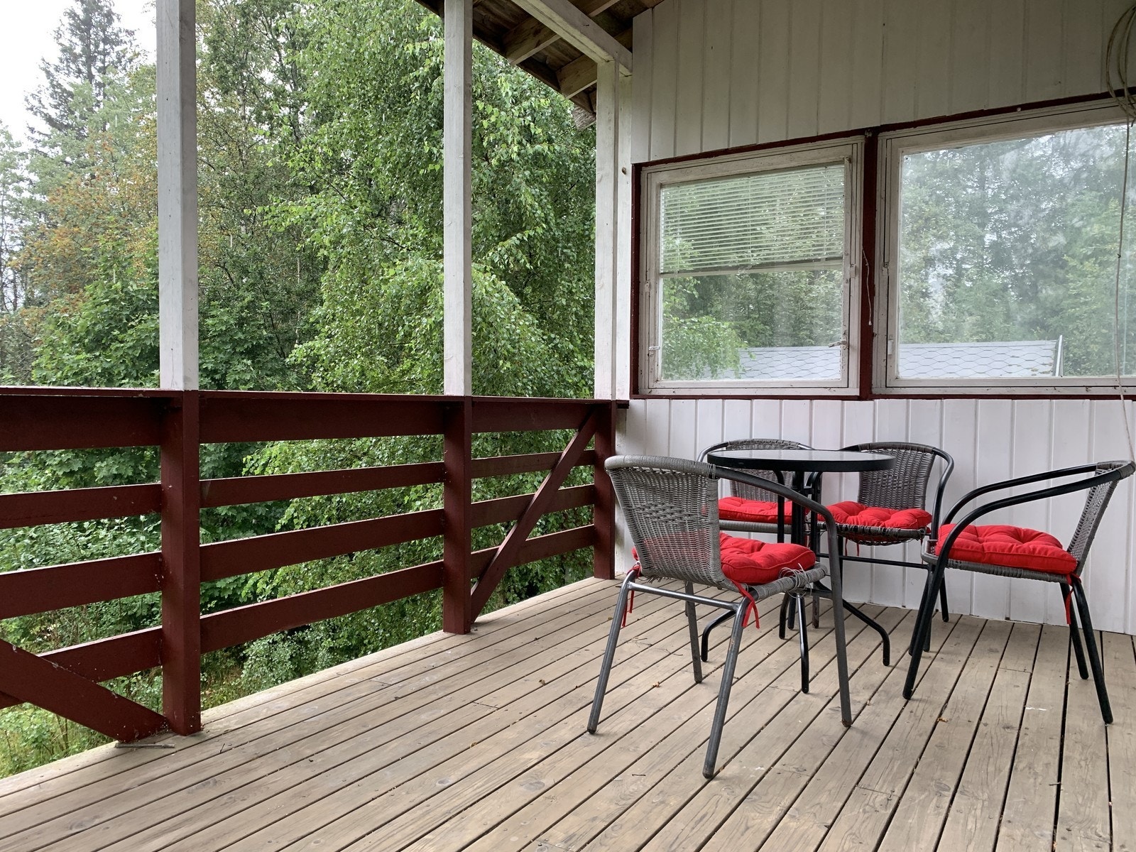Koselig, overbygget veranda. Galleribilde