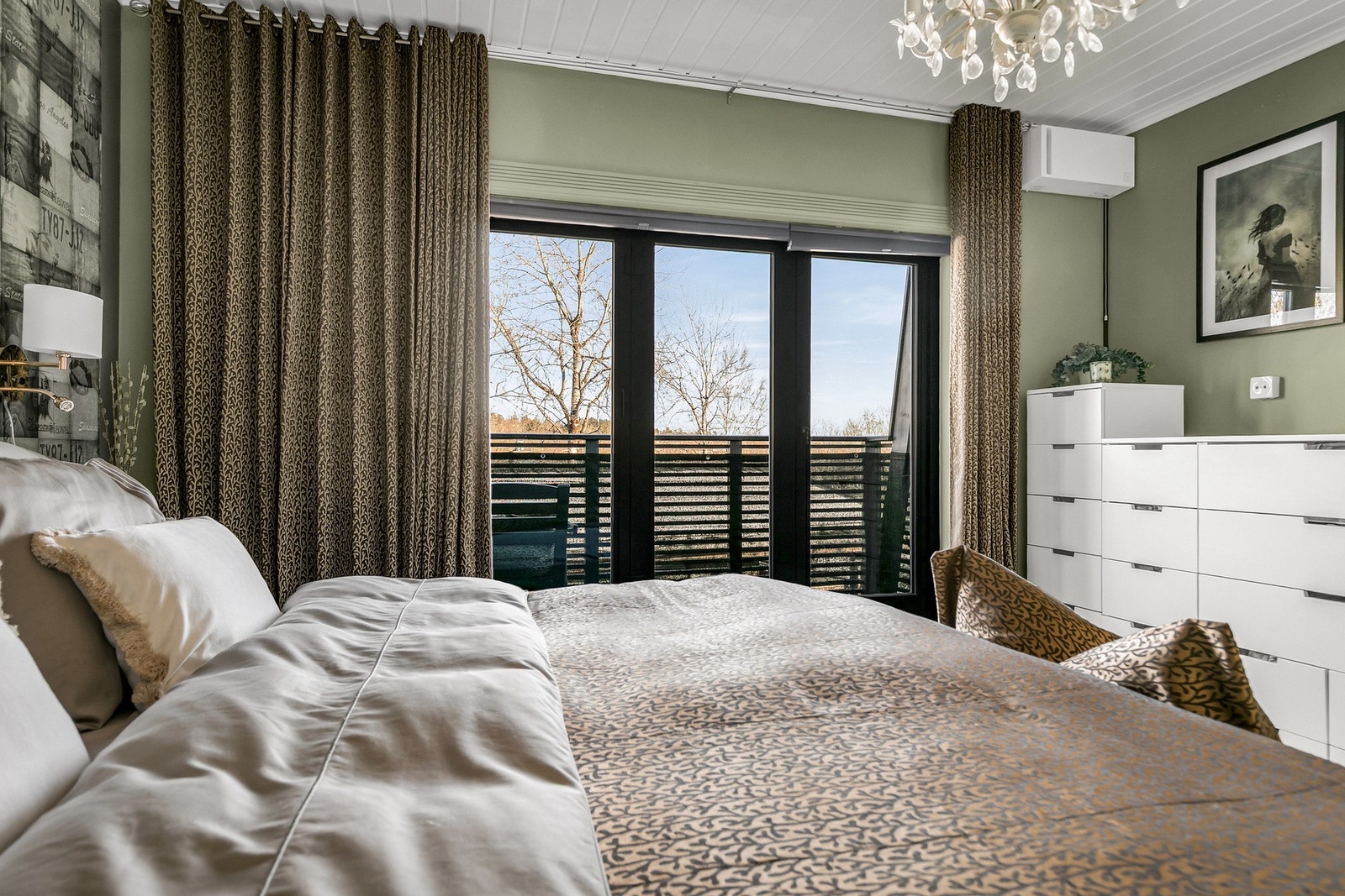 Hovedsoverom med utgang balkong. Galleribilde