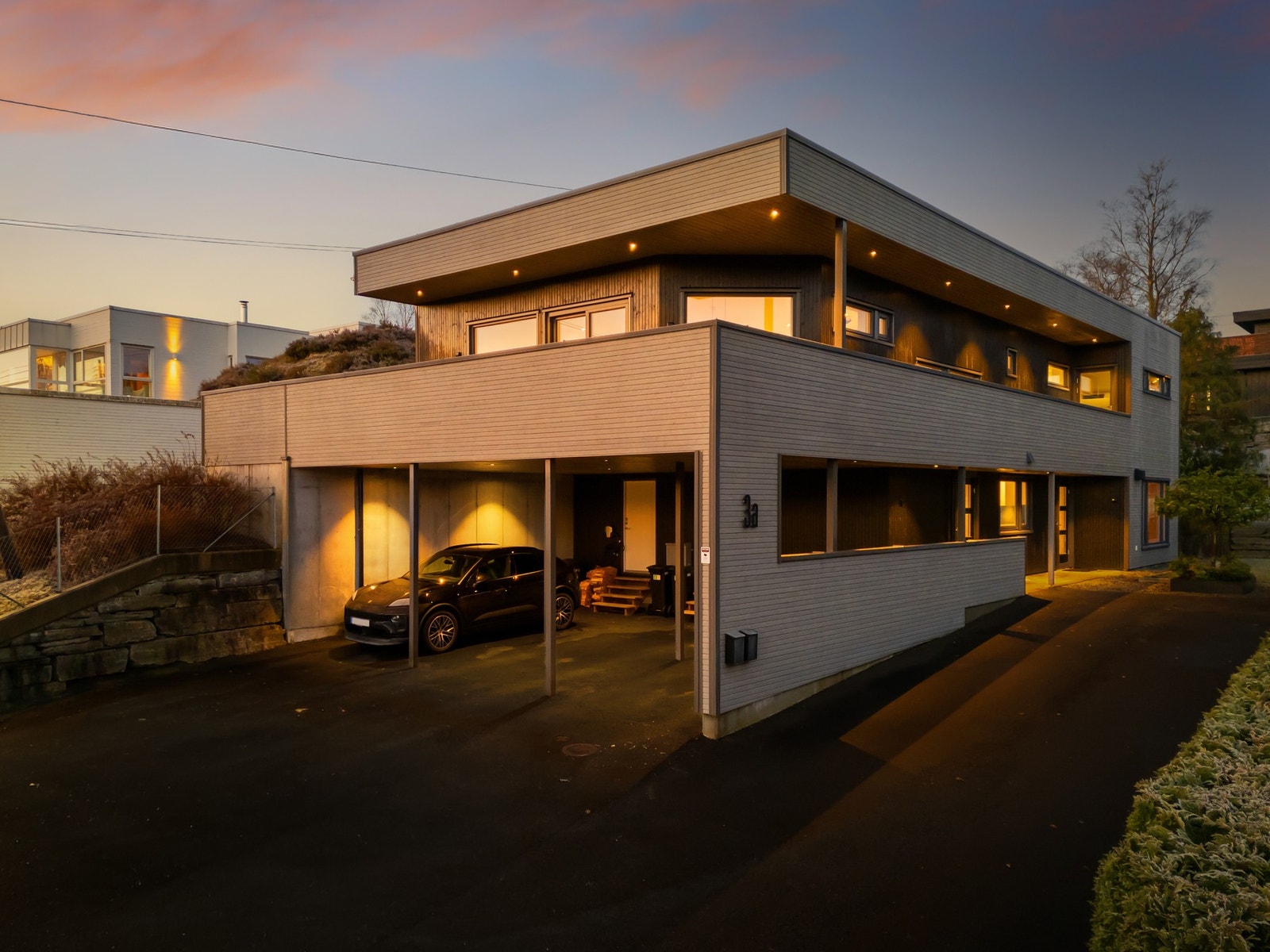 Det er godt med parkeringsplass til 3 stk. biler i carporten, hvor det også er el-bil lader. Galleribilde