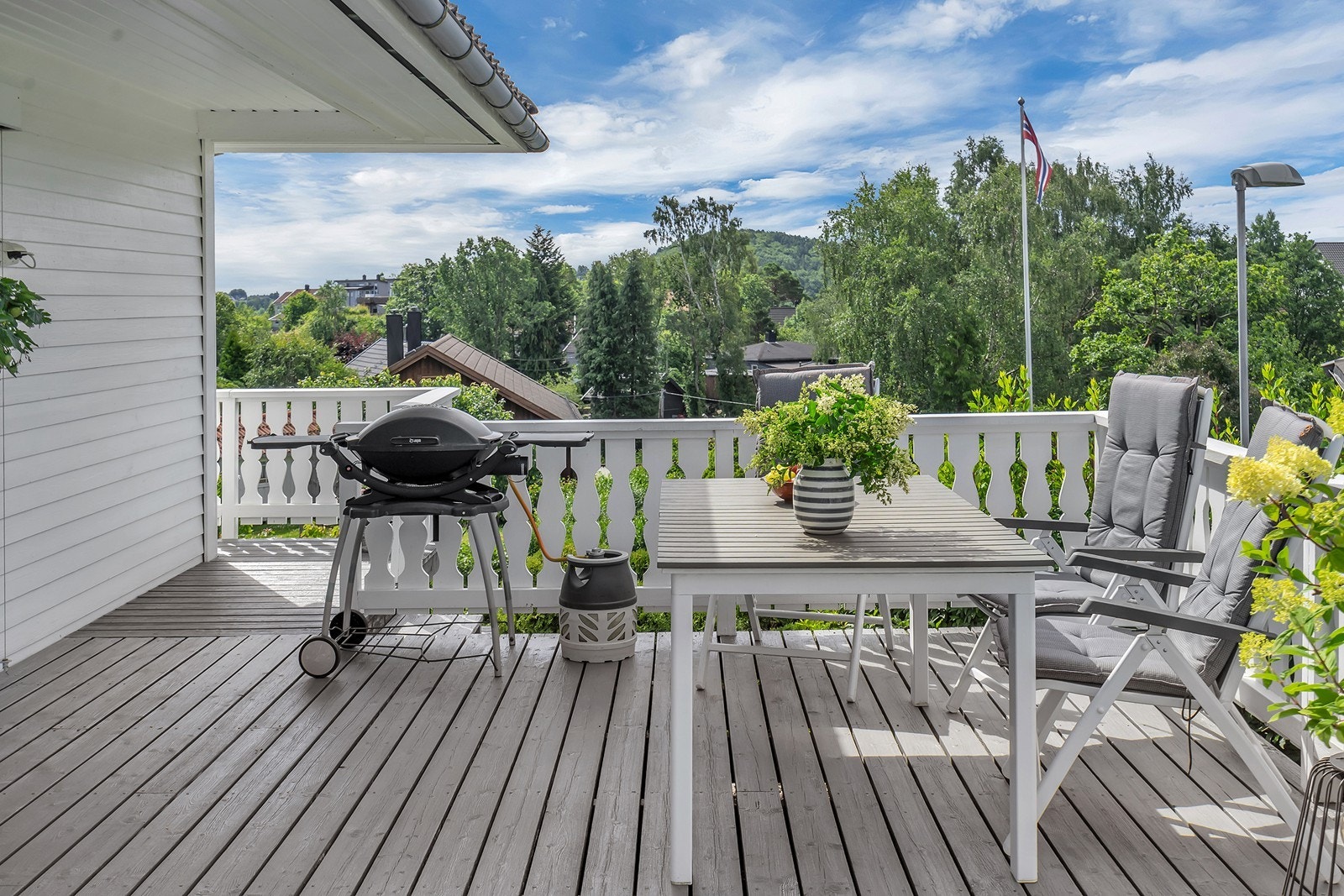 Det er minimalt med innsyn på terrassen Galleribilde