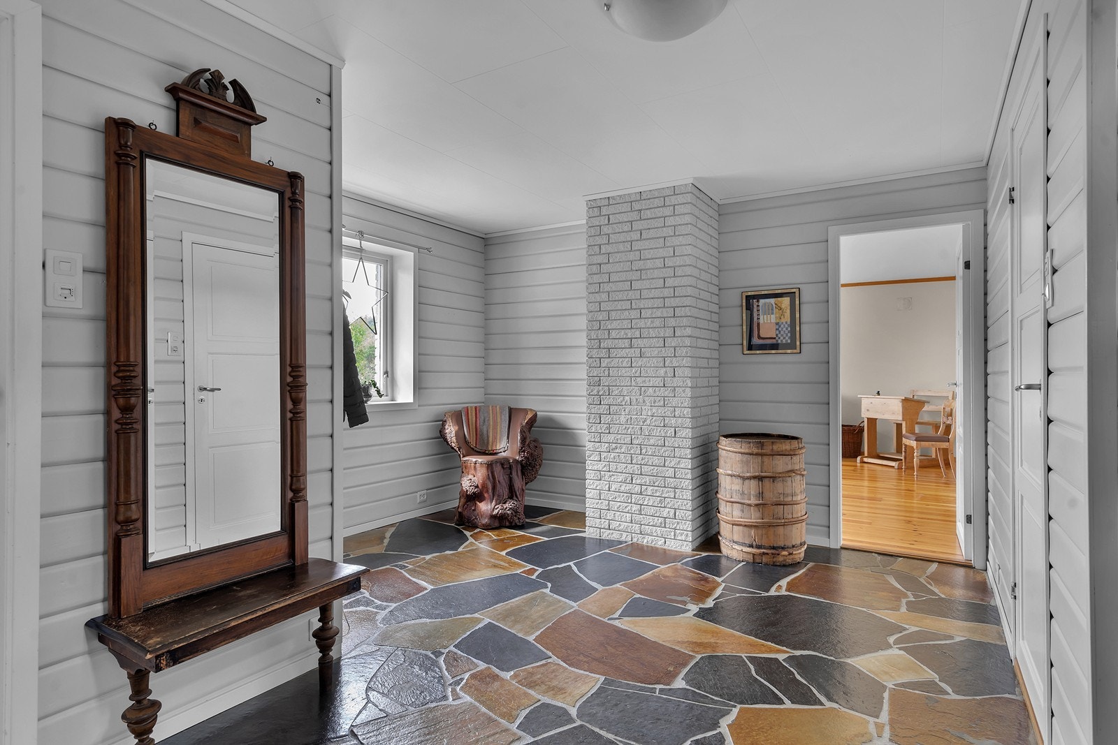 Velkommen inn! Via entré kommer vi inn i denne romslige hallen med skifer på gulv med varmekabler Galleribilde