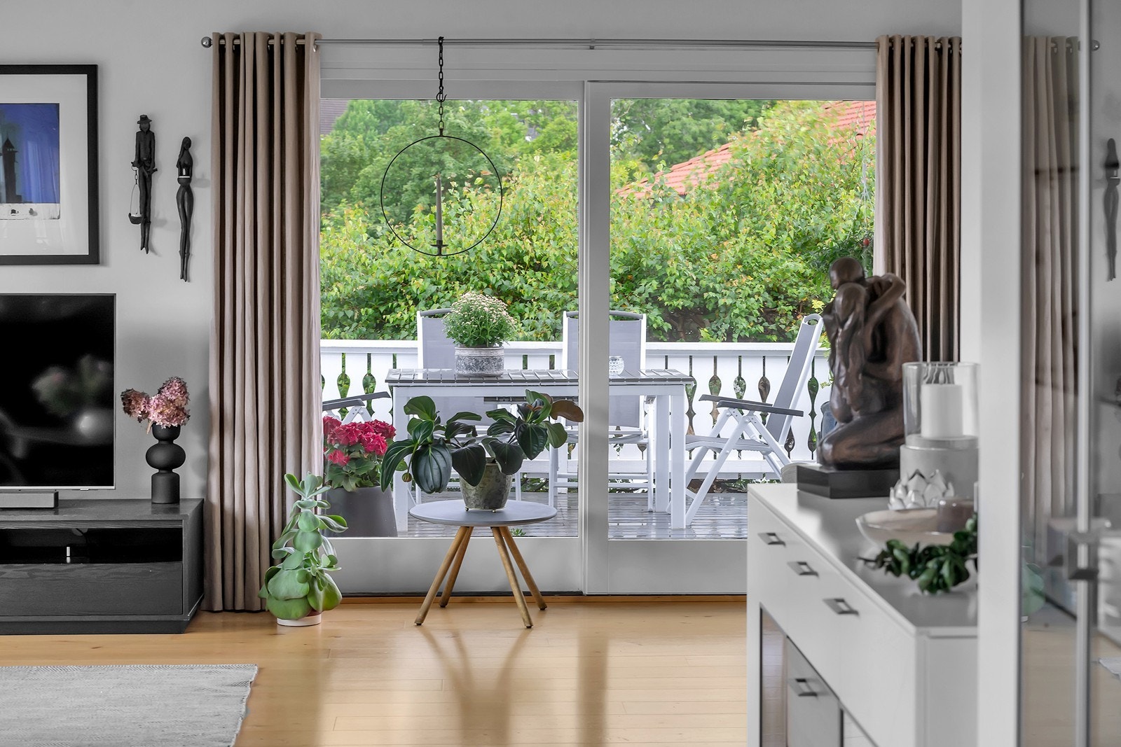 Via skyvedør er det utgang til den solrike terrassen Galleribilde