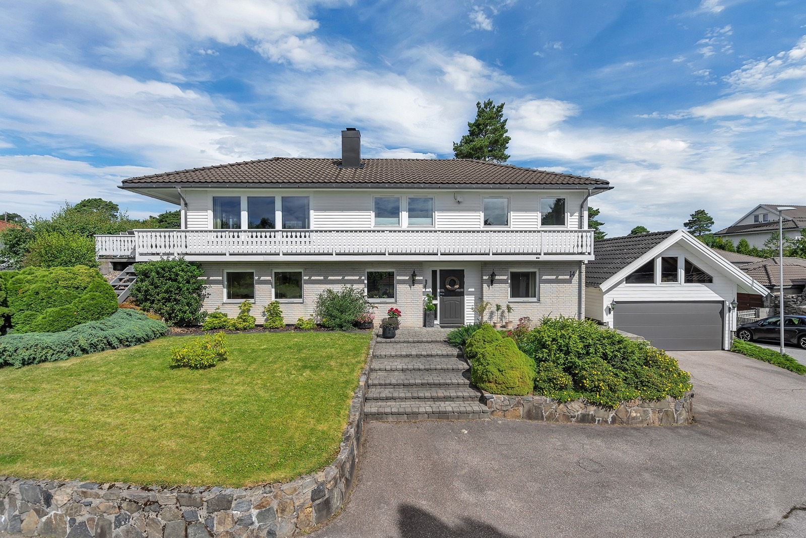 Her kan vi presentere en velholdt og pen enebolig med dobbel garasje med meget barnevennlig beliggenhet Galleribilde