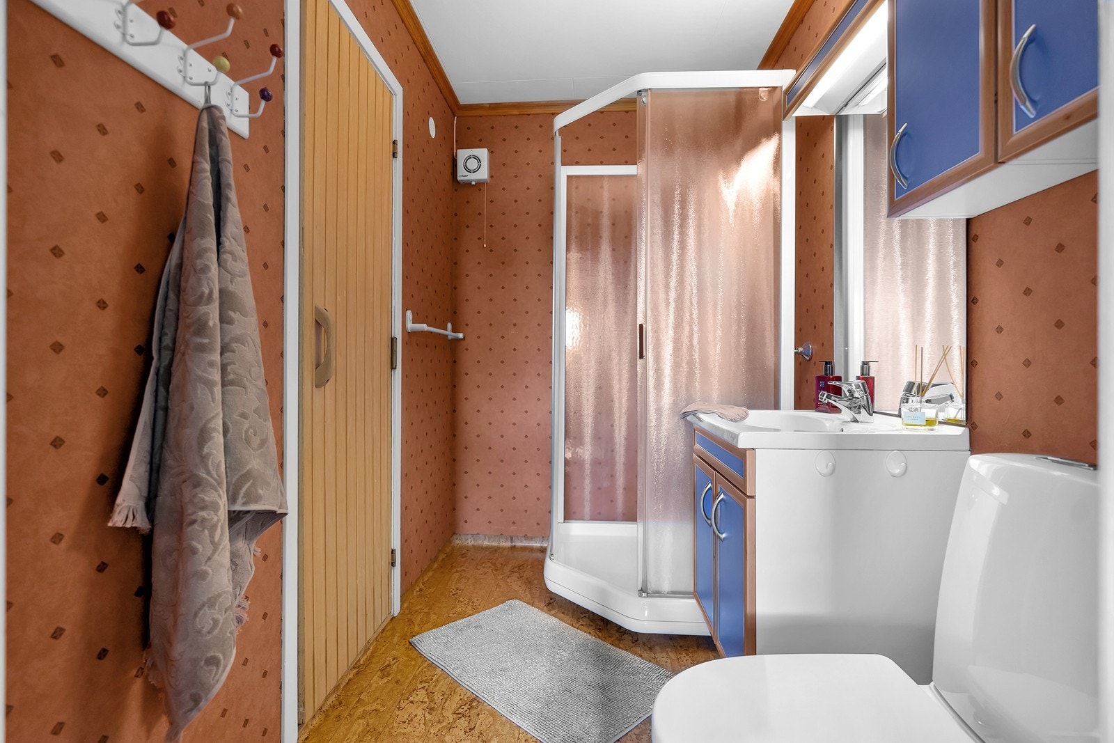 Bad med dusjkabinett Galleribilde