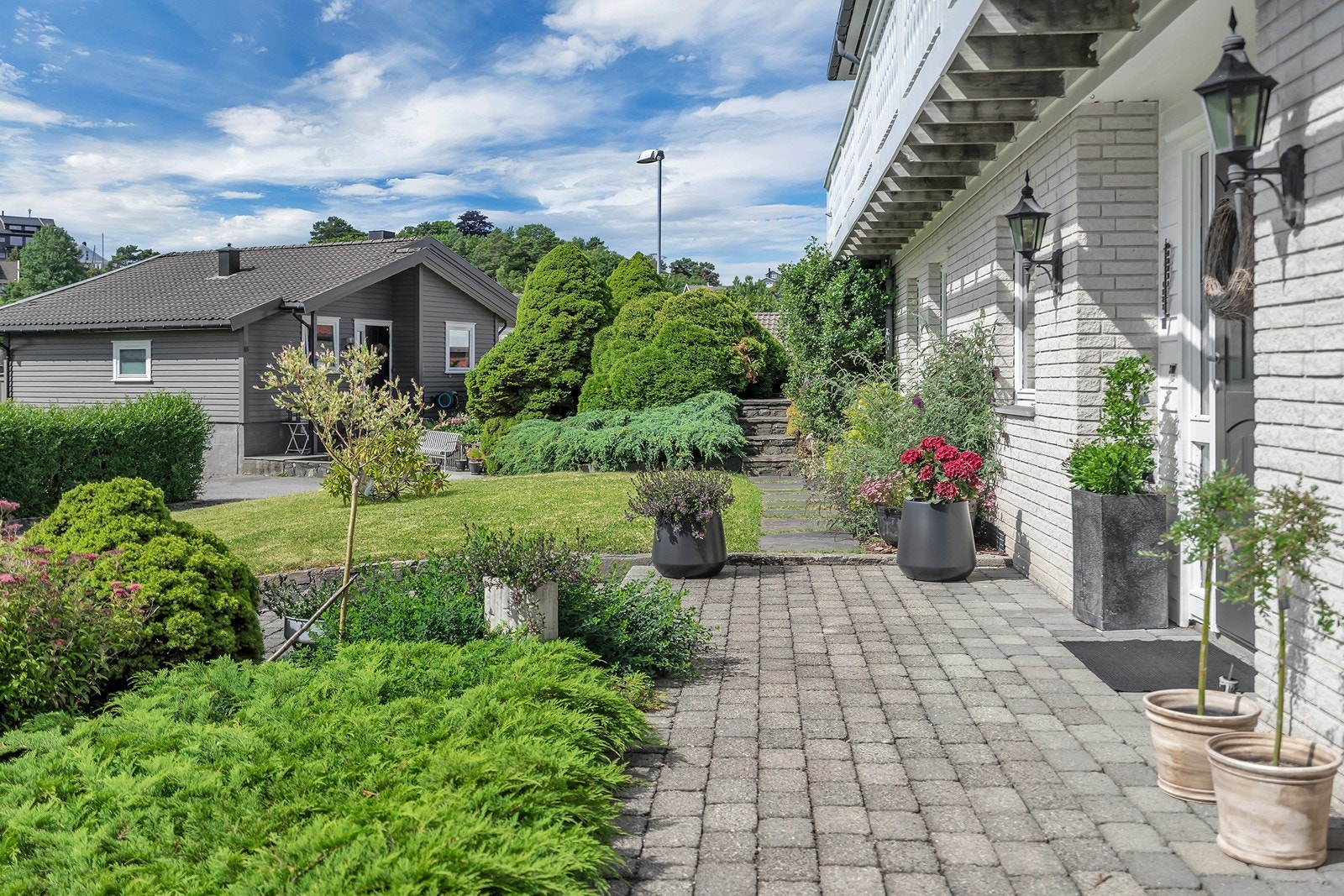 Ryddig og pent inngangsparti hvor man også kommer rundt til den vest-vendte terrassen Galleribilde