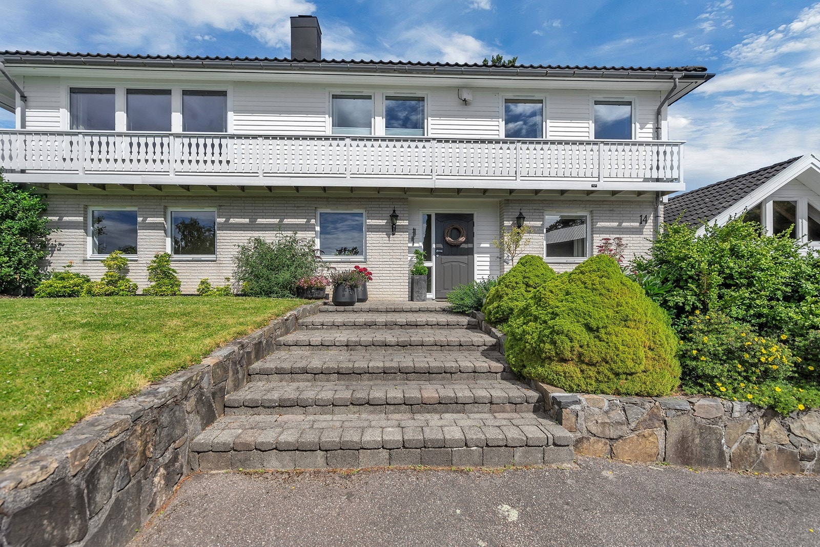 Steinlagte trapper og beplatning Galleribilde